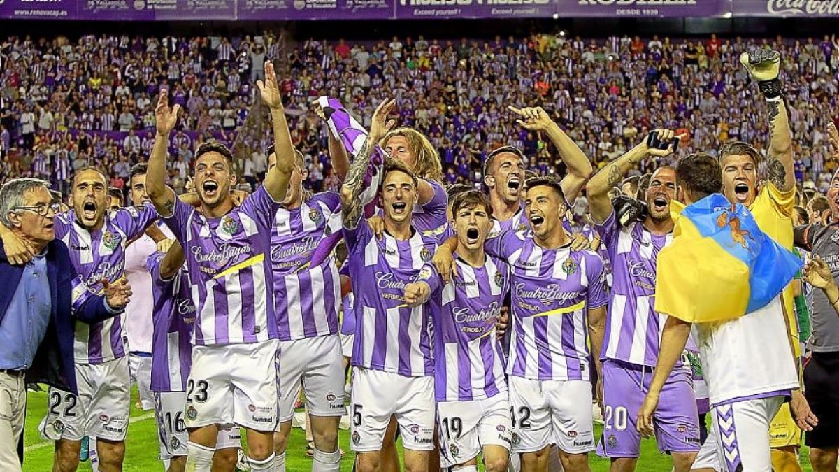 Los jugadores del Real Valladolid celebran el ascenso.-J.M. LOSTAU