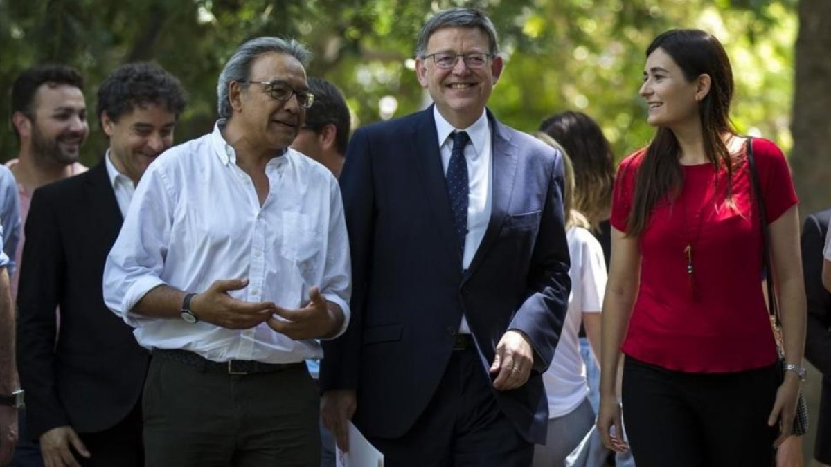 El líder socialista valenciano, Ximo Puig, con miembros de su equipo, en la presentación de su candidatura a la reelección al frente del partido, este lunes, 19 de junio, en el Jardín Botánico de València.-MIGUEL LORENZO