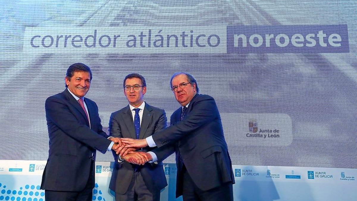 Fernández, Núñez Feijóo y Herrera cruzan sus manos en la ‘Cumbre’ de las comunidades del Noroeste.-ICAL