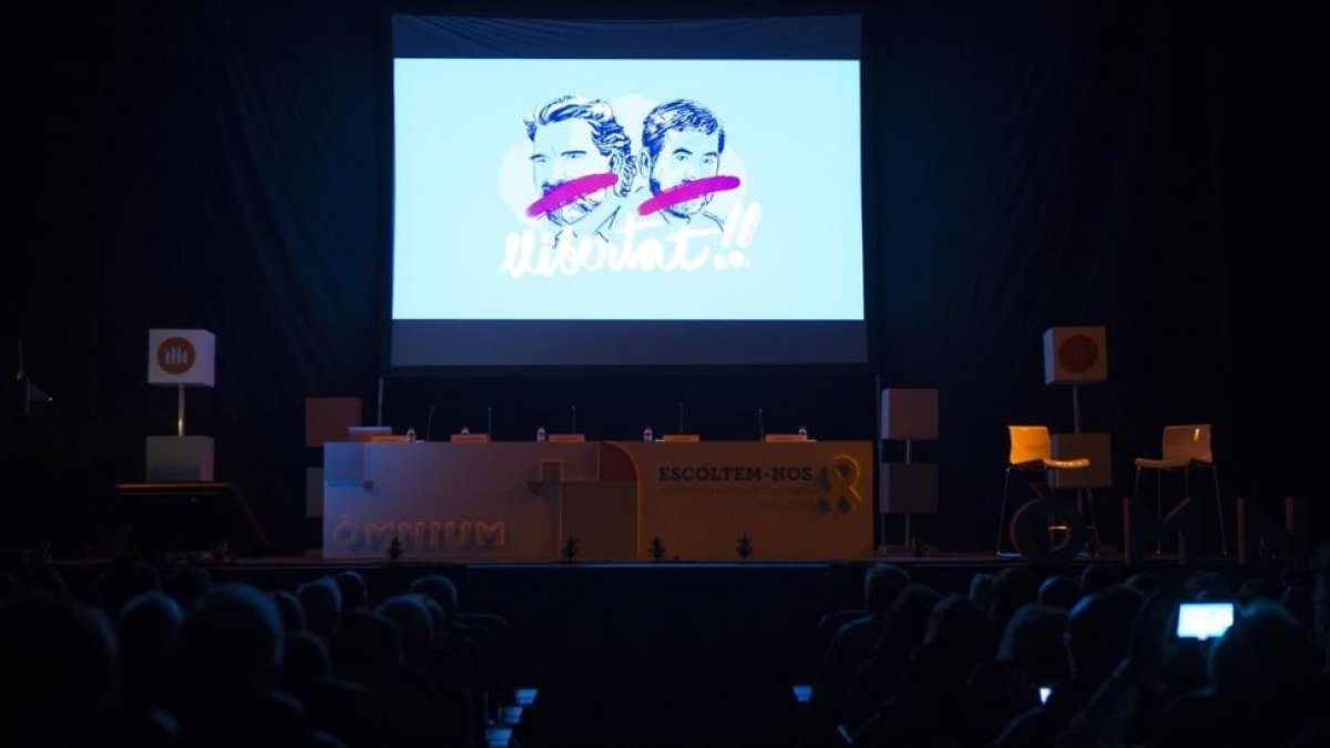 Asamblea de Òmnium Cultural en el Teatre Victòria de Barcelona-ALBERT BERTRAN