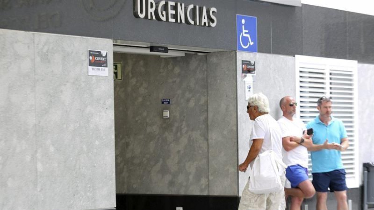 Ricardo Urgell el miércoles de la semana pasada acudiendo a la Policlínica del Rosario donde Ángel Nieto se cuentra ingresado.-EFE