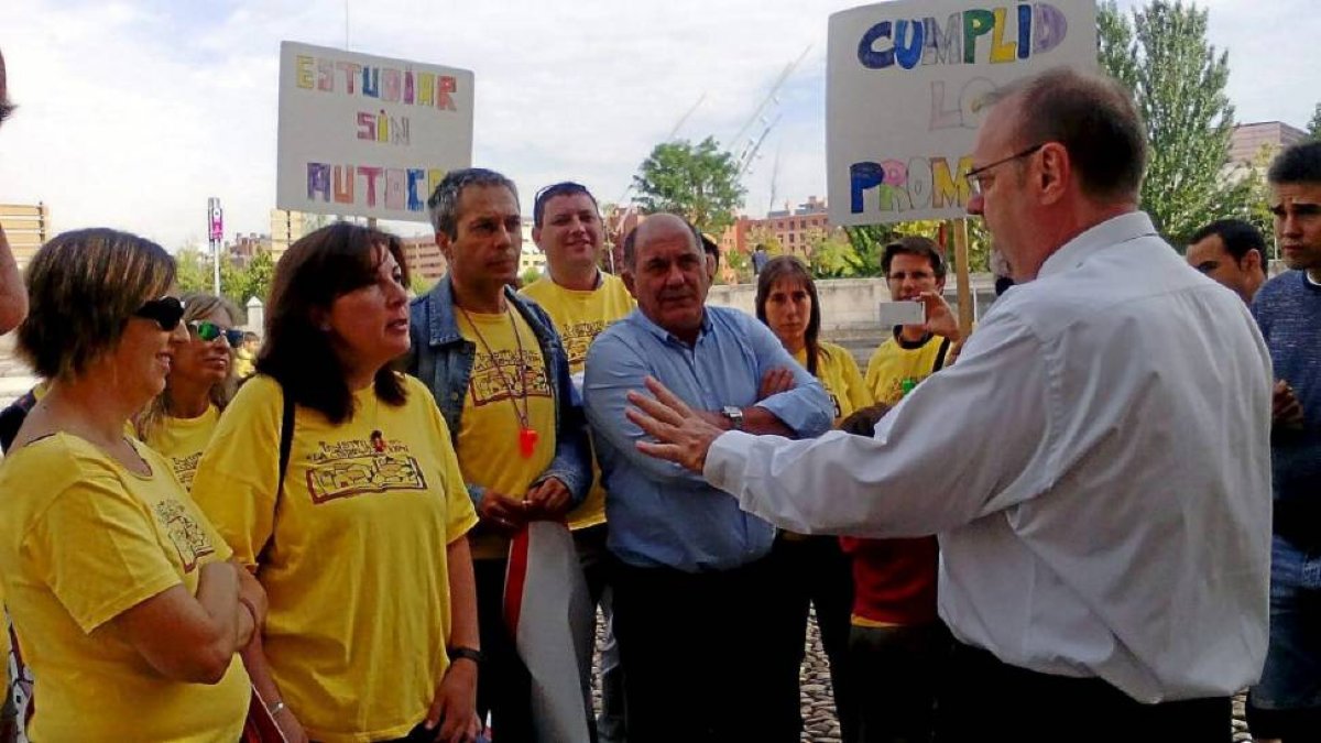 El consejero Fernando Rey charla a las puertas del Monasterio del Prado con el alcalde de La Cistérniga y los representantes de la Comisión Pro-Instituto.-El Mundo