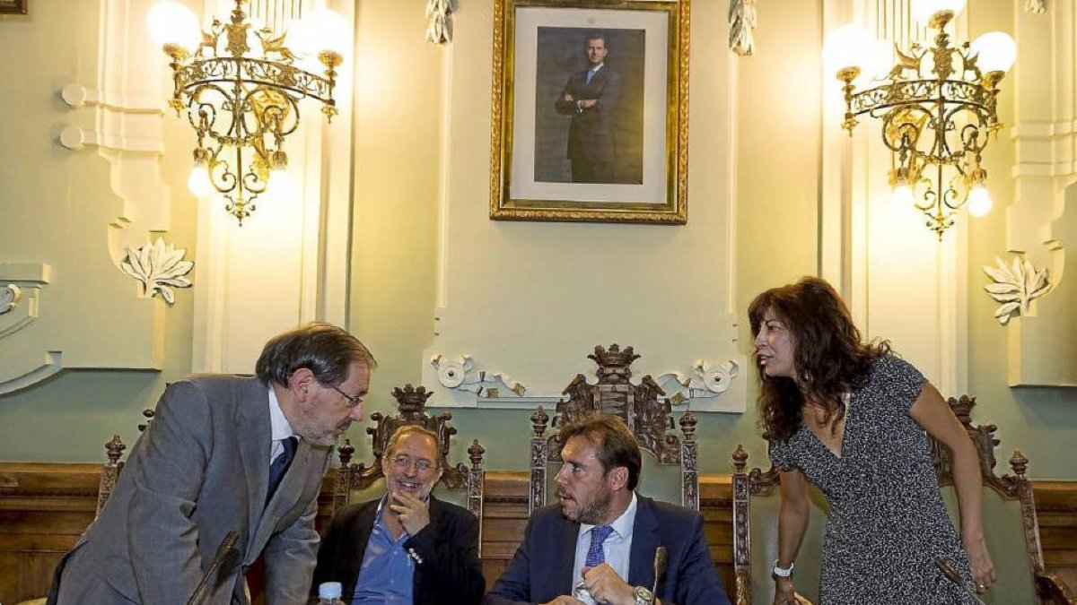 El secretario del Ayuntamiento. Valentín Merino, conversa con Manuel Saravia, Óscar Puente y Ana Redondo antes de comenzar el Pleno.-Miguel Ángel Santos