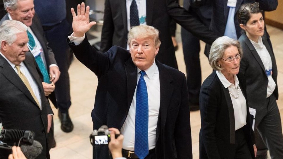 Trump saluda a su llegada al Foro Económico Mundial, en Davos, el 25 de enero.-EFE / LAURENT GILLIERON