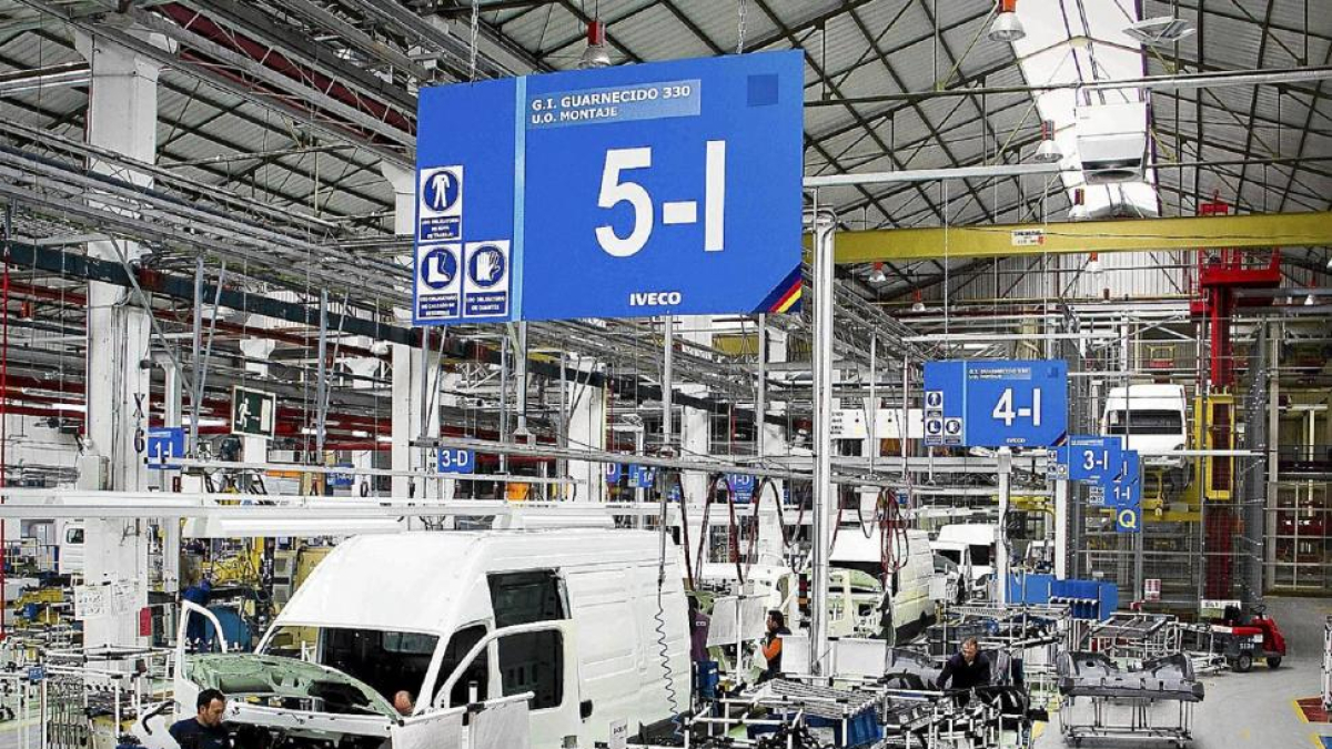 Cadena de montaje de la furgoneta Daily en la planta de Iveco en Valladolid.