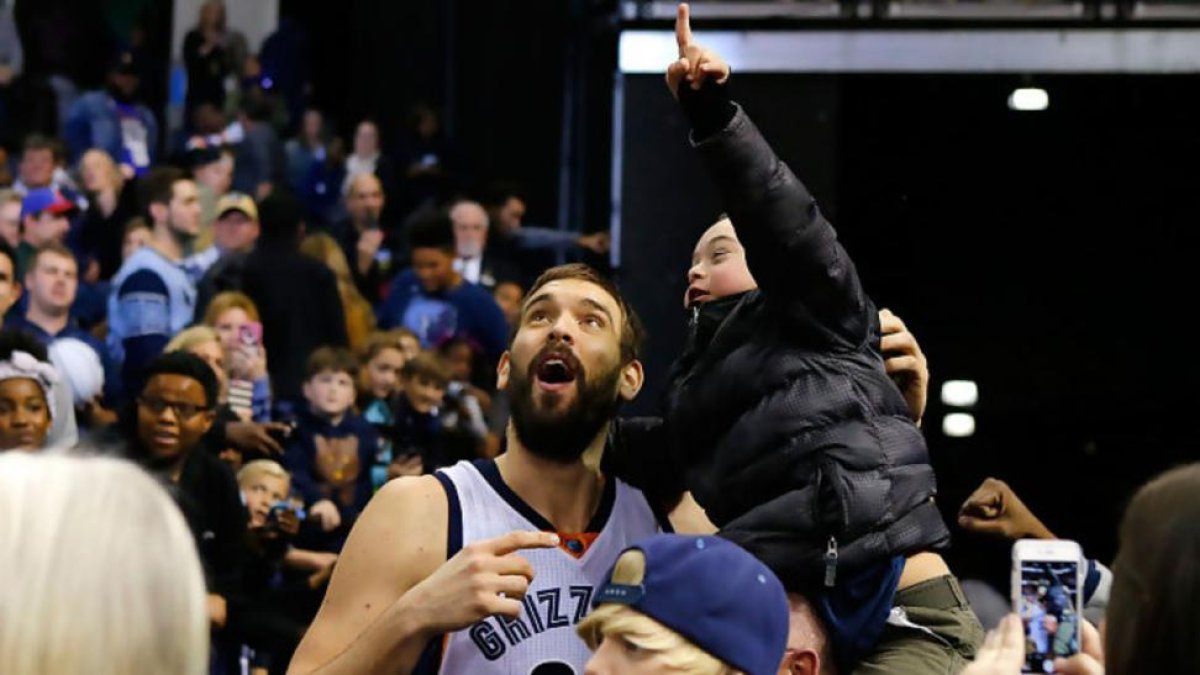 Marc Gasol con un joven hincha de los Grizzlies tras un partido esta semana.-EFE