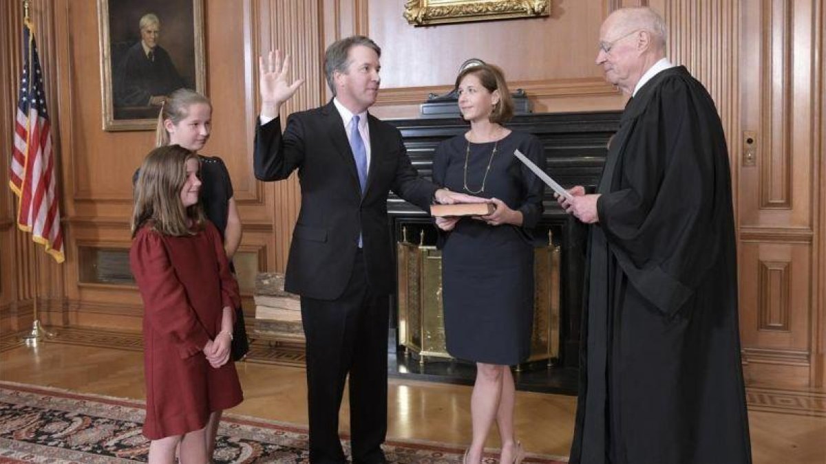 Brett Kavanaugh jura su cargo como nuevo juez del Tribunal Supremo de EEUU junto a su familia.-AP