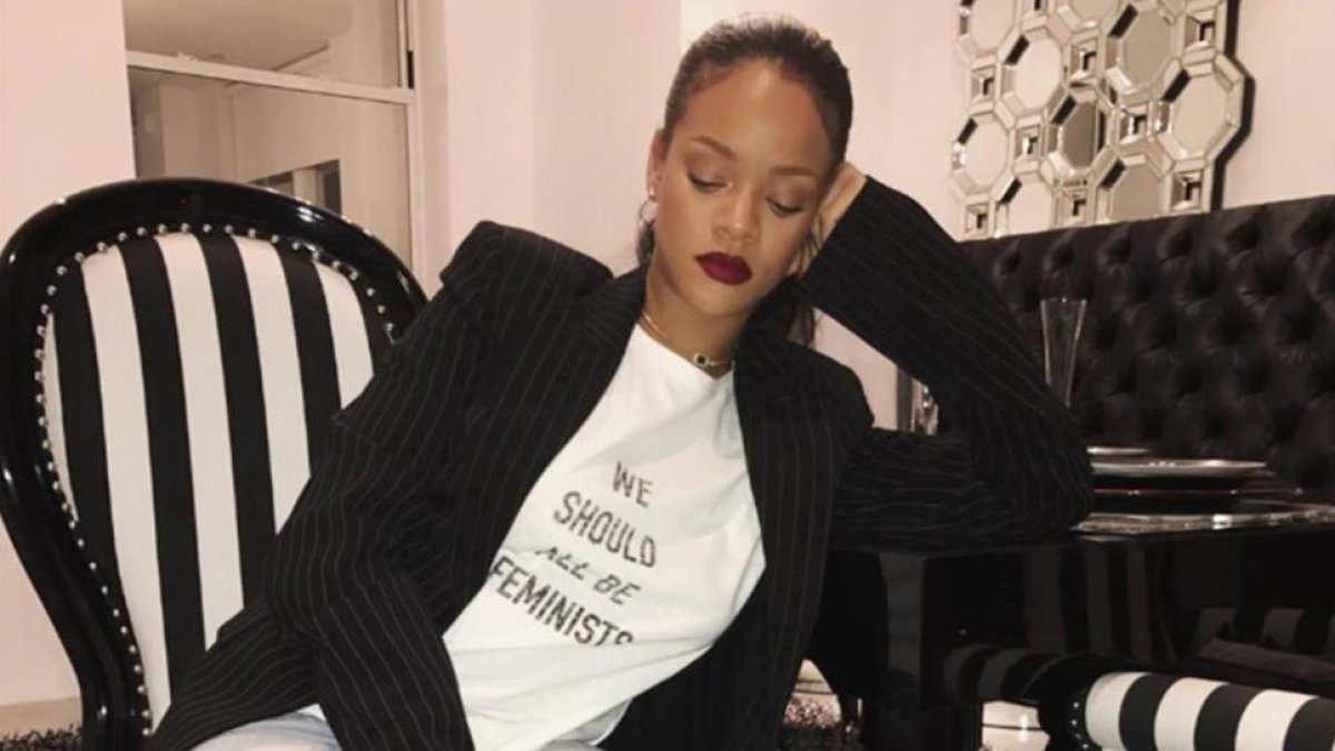 Rihanna pone de moda una camiseta de Dior como lema feminista.-INSTAGRAM