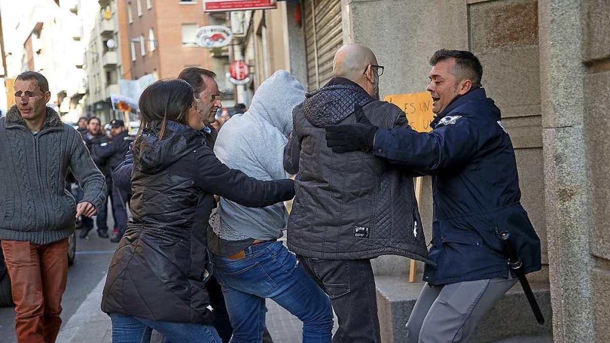 El acusado tuvo que ser protegido de los ataques de algunas personas, en el momento de entrar el juzgado.-J.L. LEAL