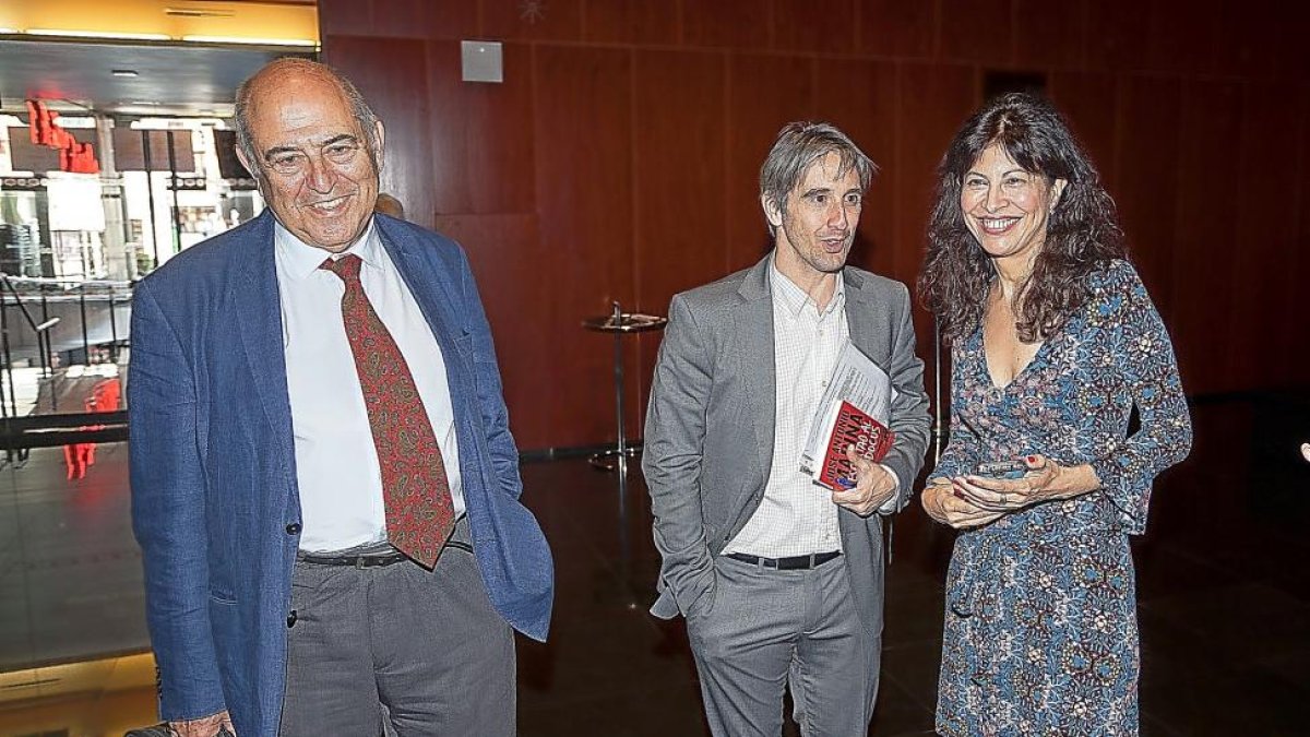 José Antonio Marina, Enrique Berzal y Ana Redondo, ayer, en la Feria del Libro de Valladolid.-Pablo Requejo