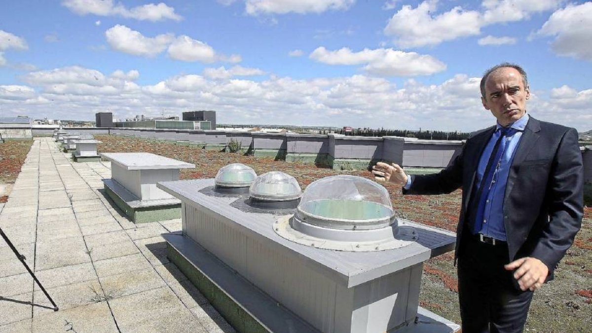 El arquitecto del edificio LUCIA explica algunas de las características energéticas de la azotea-El Mundo