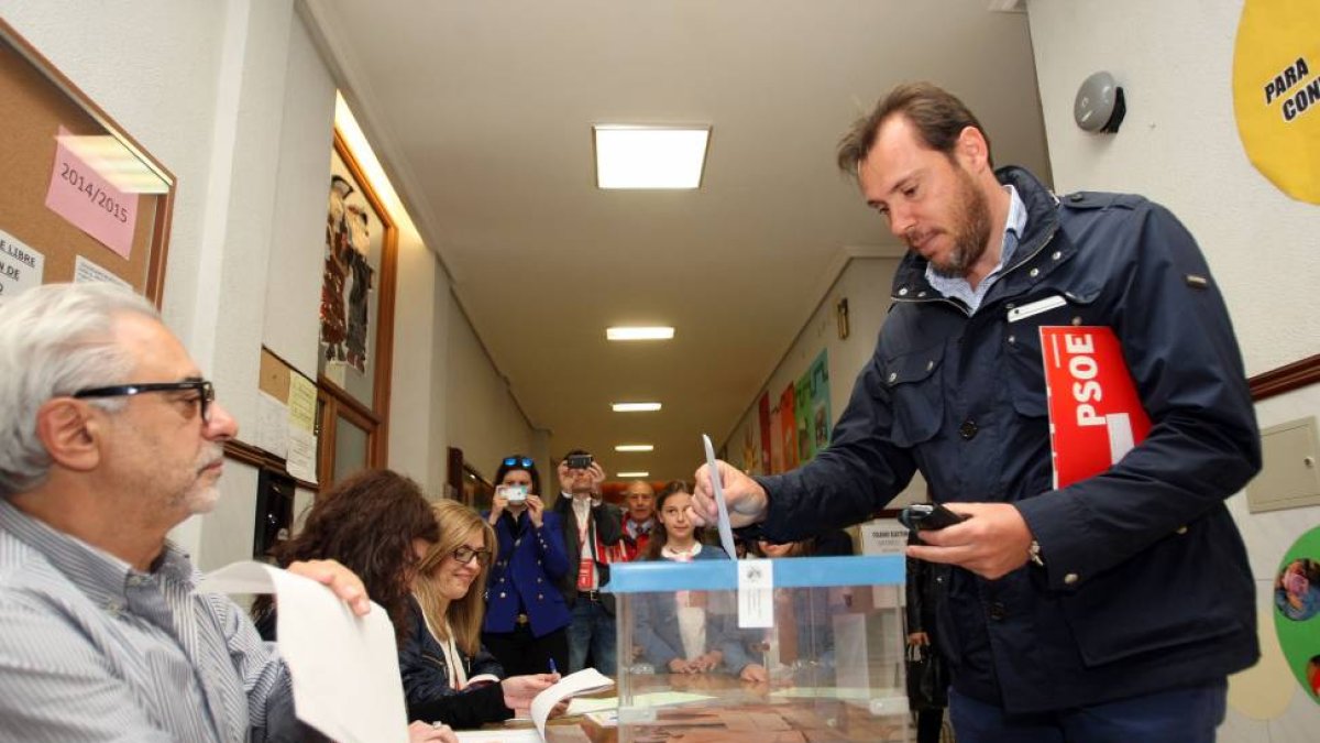 El candidato socialista a la Alcaldía de Valladolid, Óscar Puente, ejerce su derecho al voto-ICAL