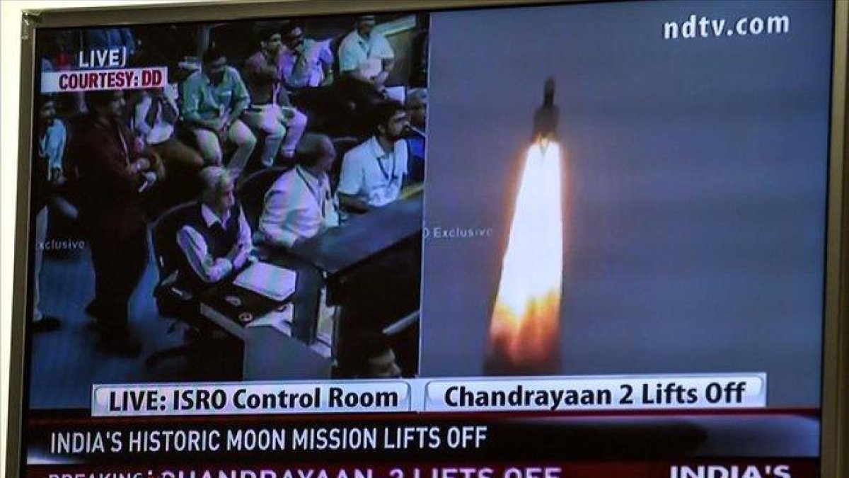 El lanzamiento del cohete Chandrayaan, visto en una pantalla de televisión.-PRAKASH SINGH (AFP)