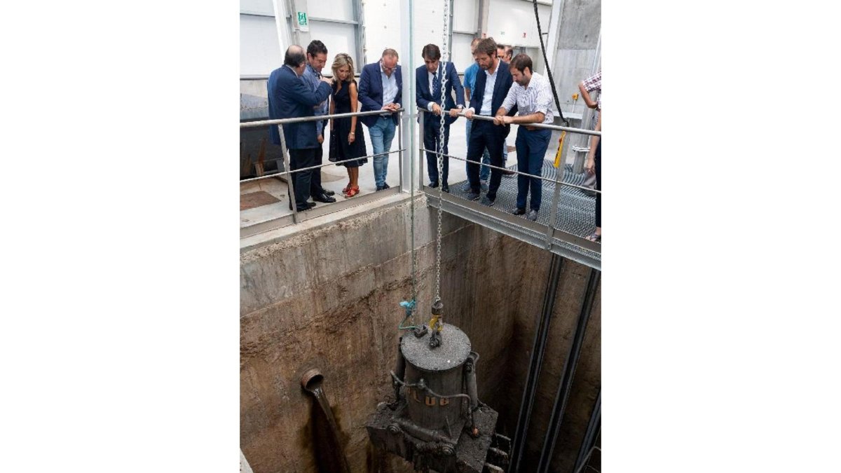 El consejero de Fomento y Medio Ambiente, Juan Carlos Suárez-Quiñones, presenta las instalaciones de la Estación Depuradora de Aguas Residuales.-R. VALTERO / ICAL