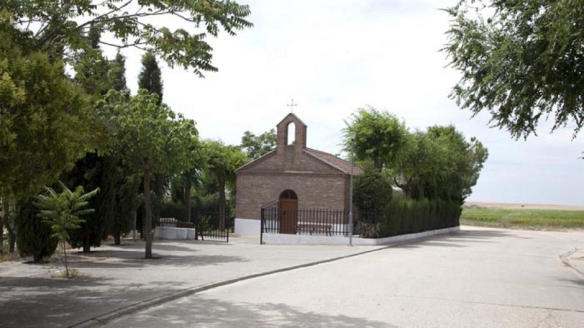 Ermita de La Soledad de Fresno El Viejo, junto a la que se instalará un mirador hacia el río.-A.F.