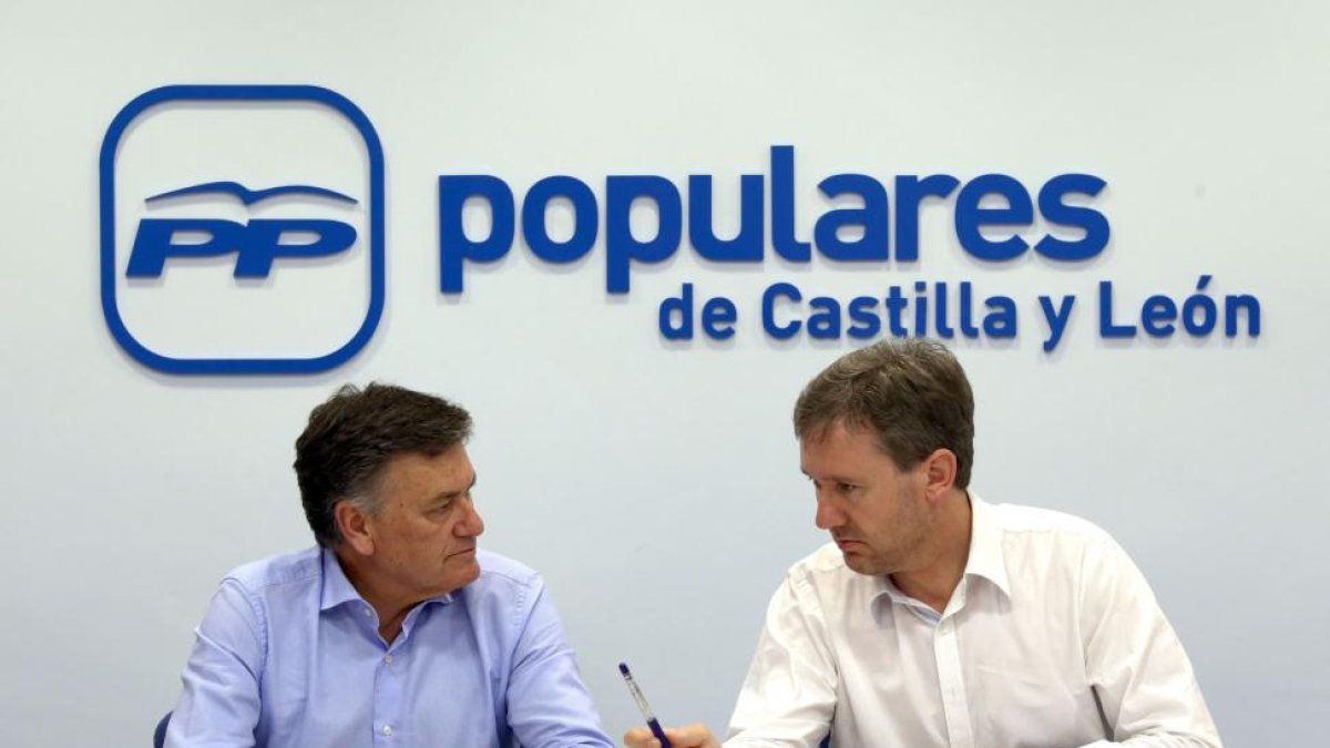 El secretario autonómico del PPCyL, Francisco Vázquez (I), y el vicesecretario de Organización y Electoral, Javier Lacalle, presiden una reunión con los vicesecretarios provinciales del partido-ICAL