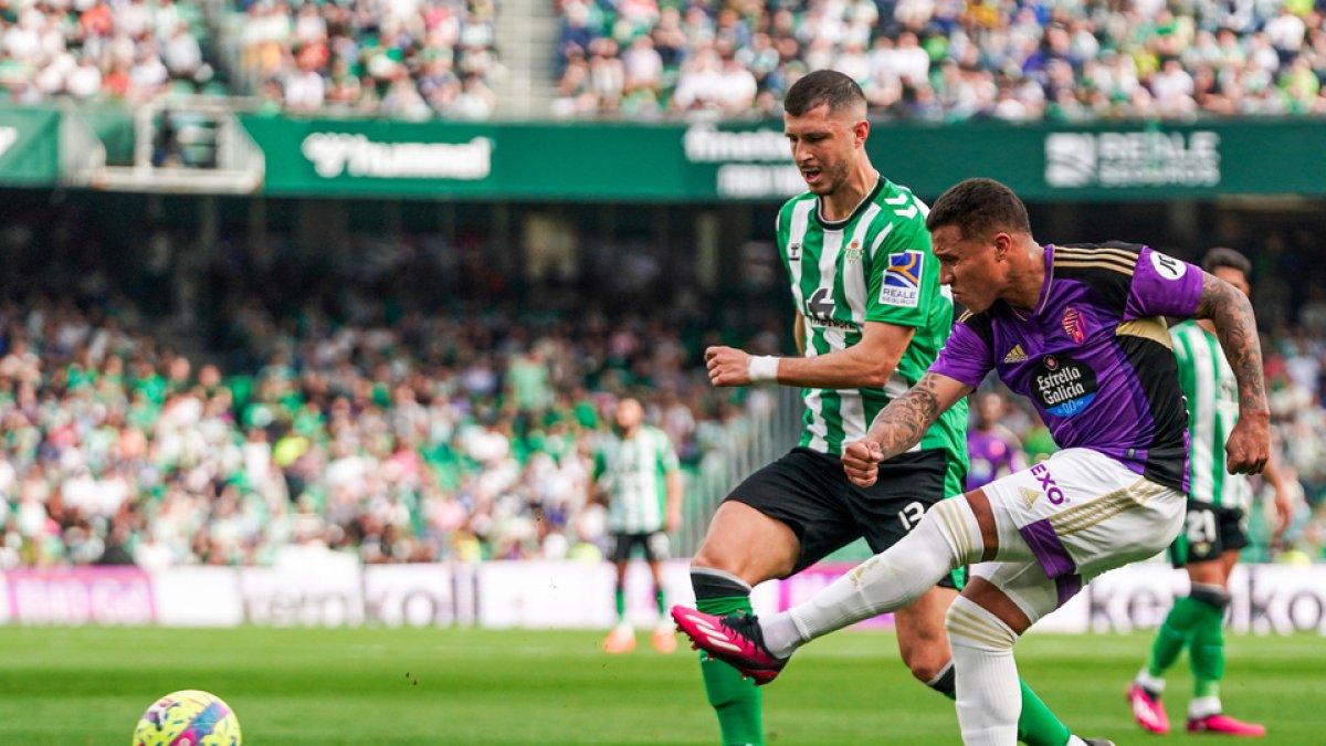 Machís dispara a portería en el partido ante el Betis. / RV