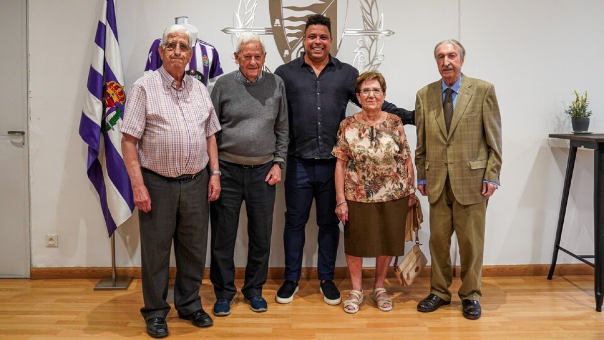 Ronaldo Nazario con los cuatro abonados con mayor antigüedad. / RV / A. PUENTE