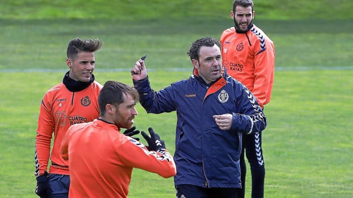 Sergio da instrucciones en su primera sesión.-J.M.L.
