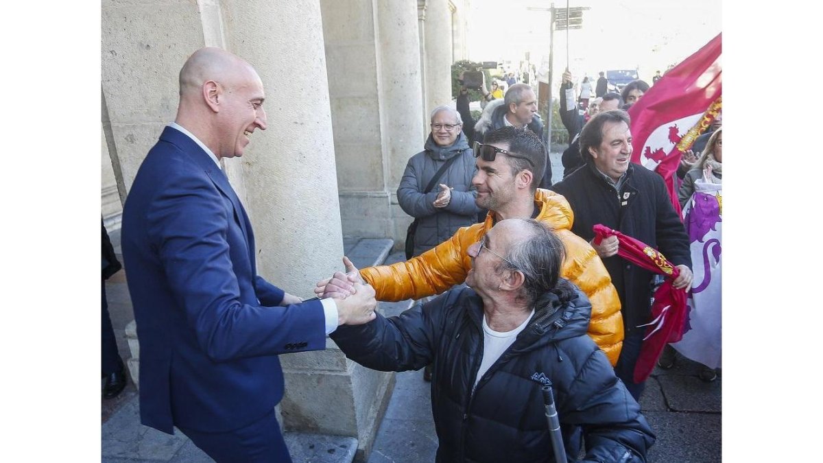 El alcalde de León saluda a las saluda a las personas concentradas tras la aprobación de la moción.-ICAL