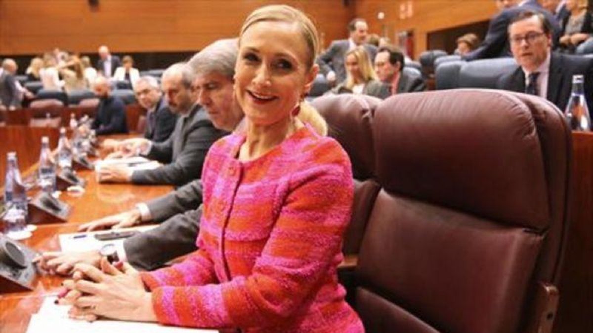 Cristina Cifuentes, en la Asamblea de Madrid, en pleno escándalo por su máster fantasma.-JUAN MANUEL PRATS