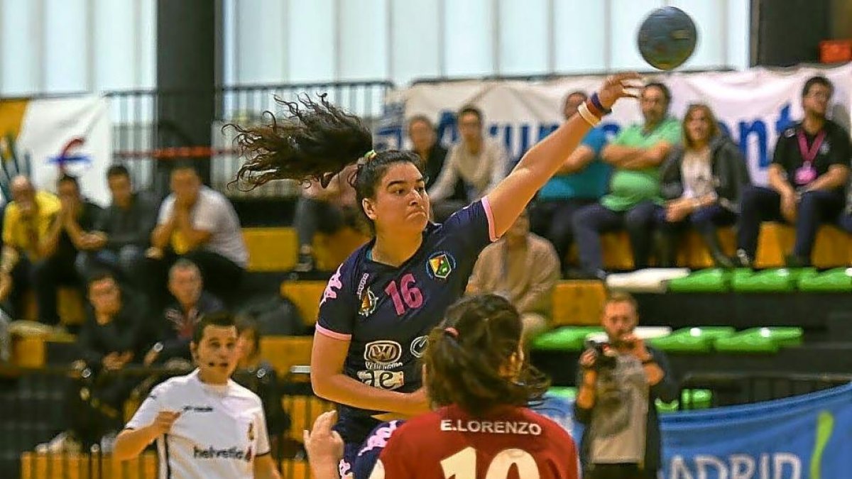 La recién incorporada lateral zurda chileta del BMAula, Valeska Lovera, lanza a portería ayer en Madrid.-VALENTÍN G. GARIBAY