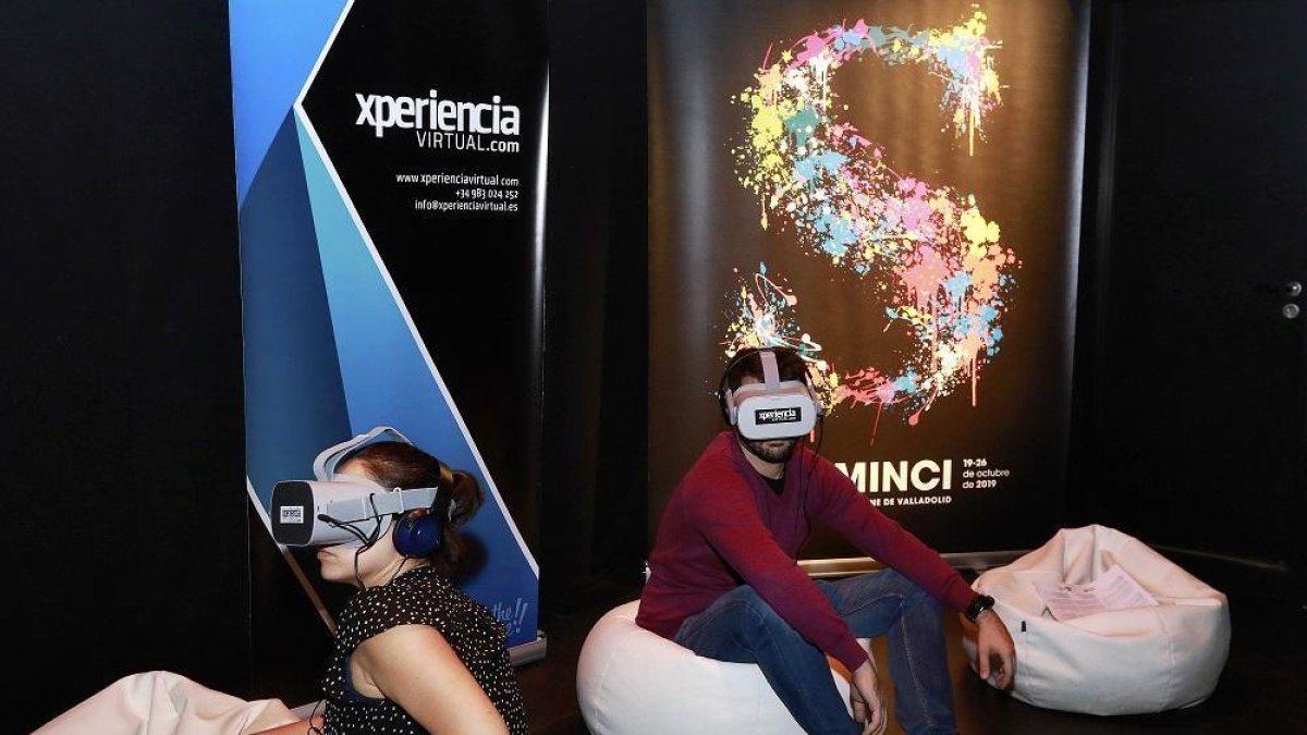 Dos espectadores visualizan una película en sus gafas de realidad virtual en el Teatro Zorrilla.-J.M. LOSTAU