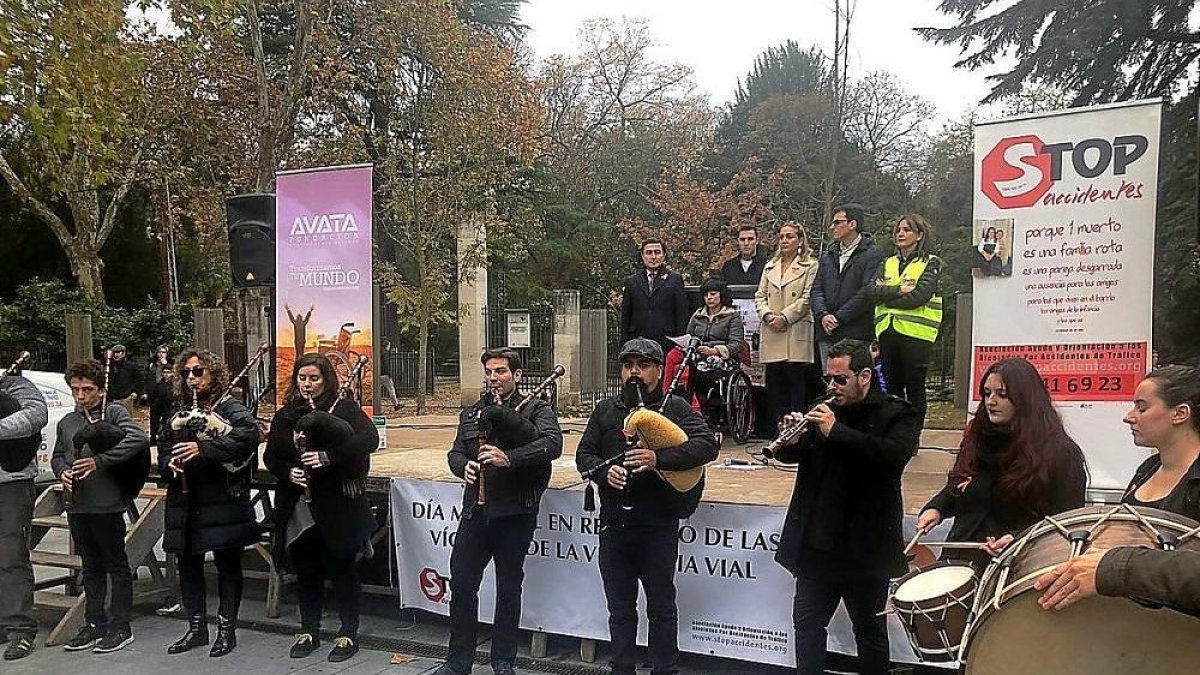 Un grupo de gaiteros en el acto de homenaje a las víctimas de tráfico en la Acera Recoletos.-E. M.