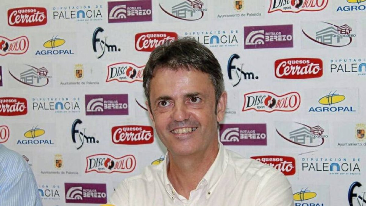 Porfi Fisac, entrenador del Baloncesto Palencia, el día de su presentación.-Baloncesto-Palencia