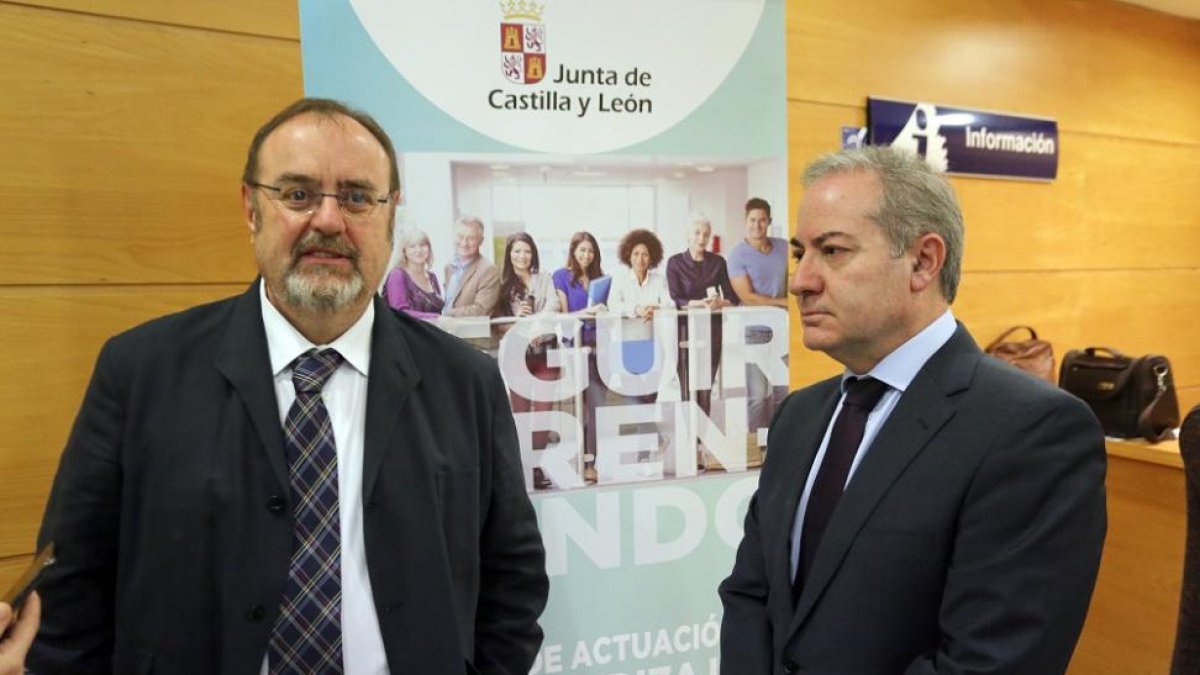 El consejero de Educación, Fernando Rey (I), inaugura una jornada de Educación de Personas Adultas-ICAL