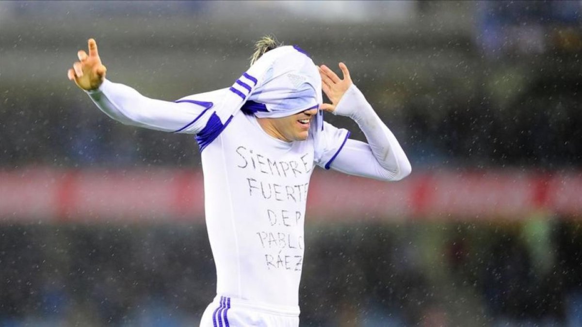 Juanmi se levanta la camiseta de la Real para mostrar el mensaje de homenaje a Pablo Ráez, este martes en Anoeta.-ANDER GILLENEA