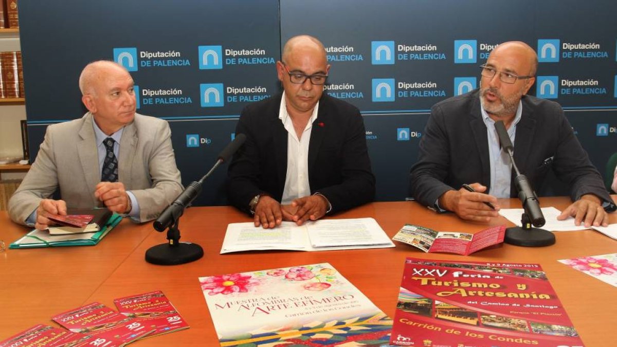 El alcalde de Carrión de los Condes (Palencia), José Manuel Otero (D) junto al diputado delegado del Servicio de Cultura, Javier Villafruela (I) y al concejal de Turismo,Cultura y Educación, Fortunato Caminero(C), presenta la XXV Feria de Turismo y Artesa-Ical