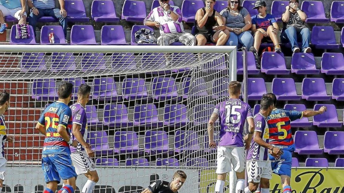 Raúl detiene un remate de un contrario a la salida de un córner.-Miguel Ángel Santos