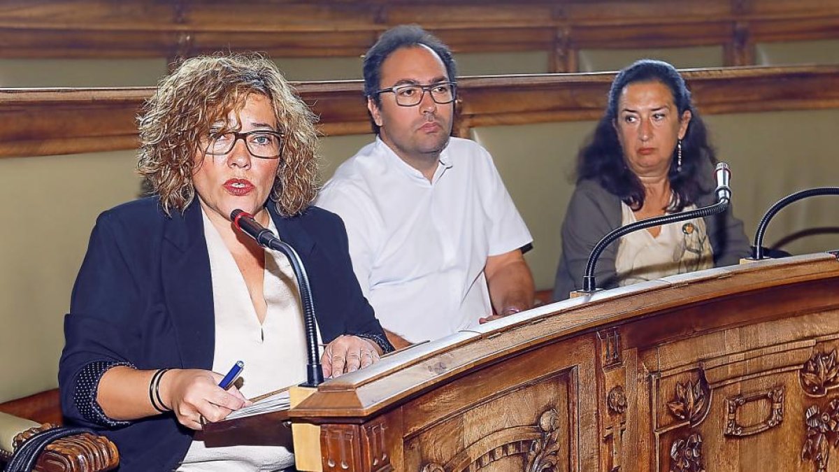 Rosario Chávez, portavoz de Sí se Puede, junto a Héctor Gallego y Gloria Reguero, durante un pleno.-J.M. LOSTAU