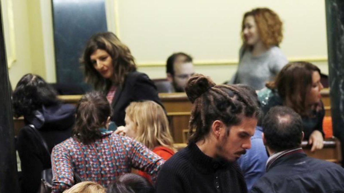 Los diputados de Unidos Podemos abandonan el hemiciclo momentos antes del minuto de silencio que ha guardado el Congreso de los Diputados en memoria de la exalcaldesa de Valencia y senadora, Rita Barberá.-EFE/Sergio Barrenechea