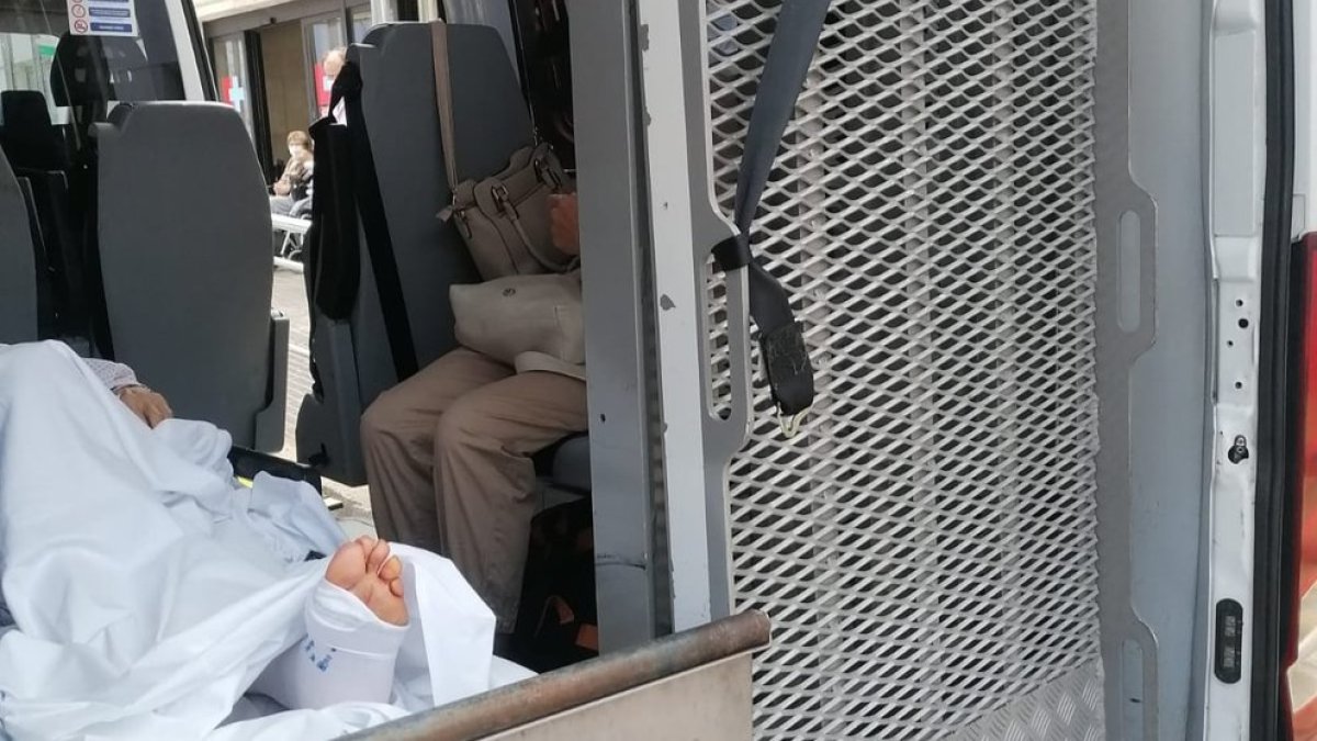 Interior de la ambulancia en la que fue trasladada la octogenaria.- E. M.
