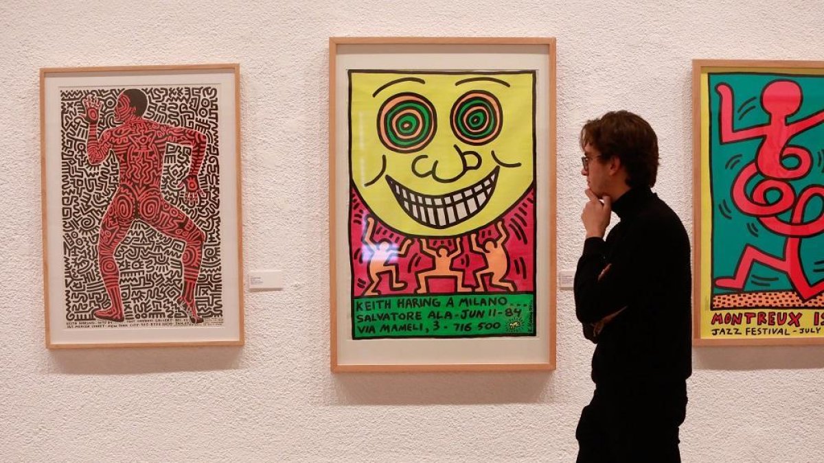 Un vistante observa algunas de las obras de Keith Haring que cuelgan en la Sala de Pasión hasta el 16 de febrero.-J. M. LOSTAU