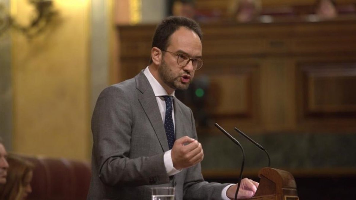 Antonio Hernando, durante su intervención de este miércoles en el debate sobre los Presupuestos.-DAVID CASTRO