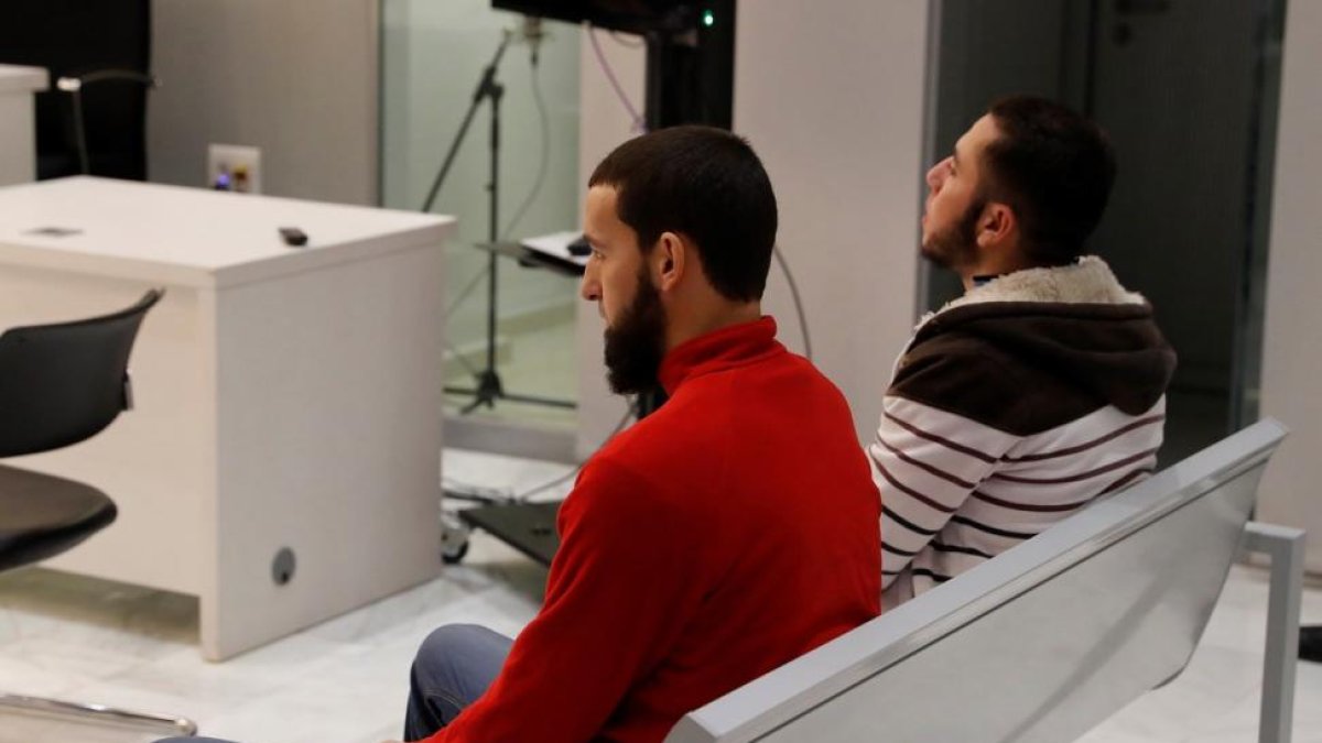 Vista del juicio en la Audiencia Nacional en el que este lunes se enjuicia a dos presuntos yihadistas, Ilyas Chentouf y Fouad Bouchihan.-/ JUAN CARLOS HIDALGO (EFE)