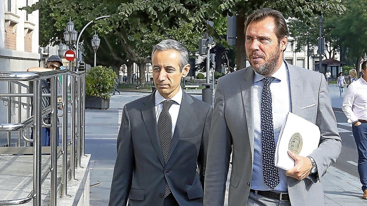 Óscar Puente, junto a su abogado, en la entrada de la Audiencia Provincial, antes de testificar por el caso de los avales del soterramiento.-J.M. LOSTAU