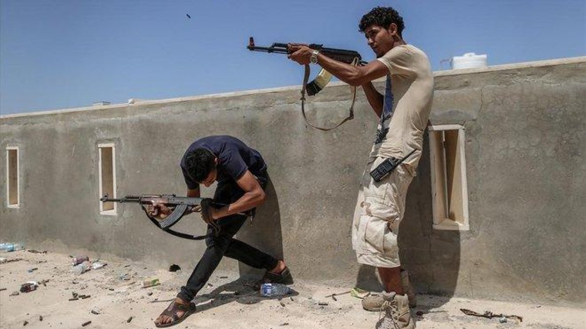 Combatientes de las tropas del Gobierno reconocido internacionalmente disparan sus armas durante un enfrentamiento con las fuerzas del autodenominado Ejército Nacional Libio, lideradas por el general Haftar.-AMRU SALAHUDDIEN (EUROPA PRESS)