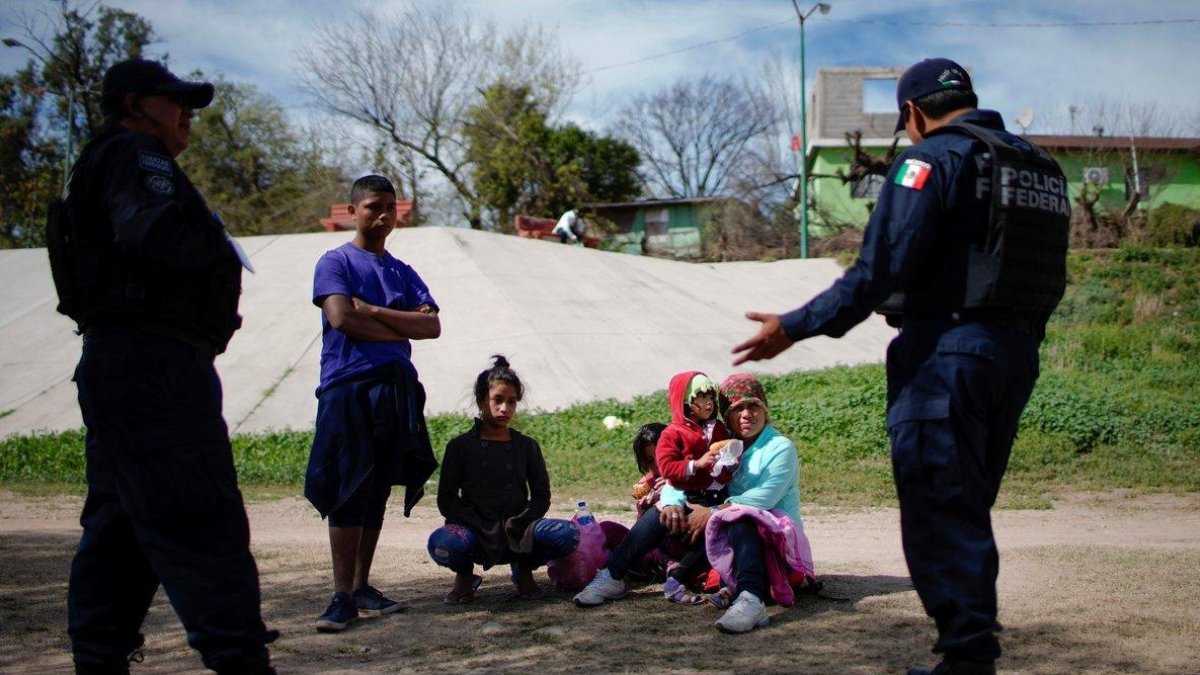 Los inmigrantes reciben atención humanitaria y cumplen un proceso migratorio a través del Sistema Integral de Control Biométrico Migratorio de Honduras.-REUTERS