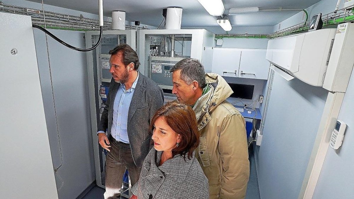 María Sánchez y Óscar Puente visitando ayer el interior del laboratorio.-E.M.