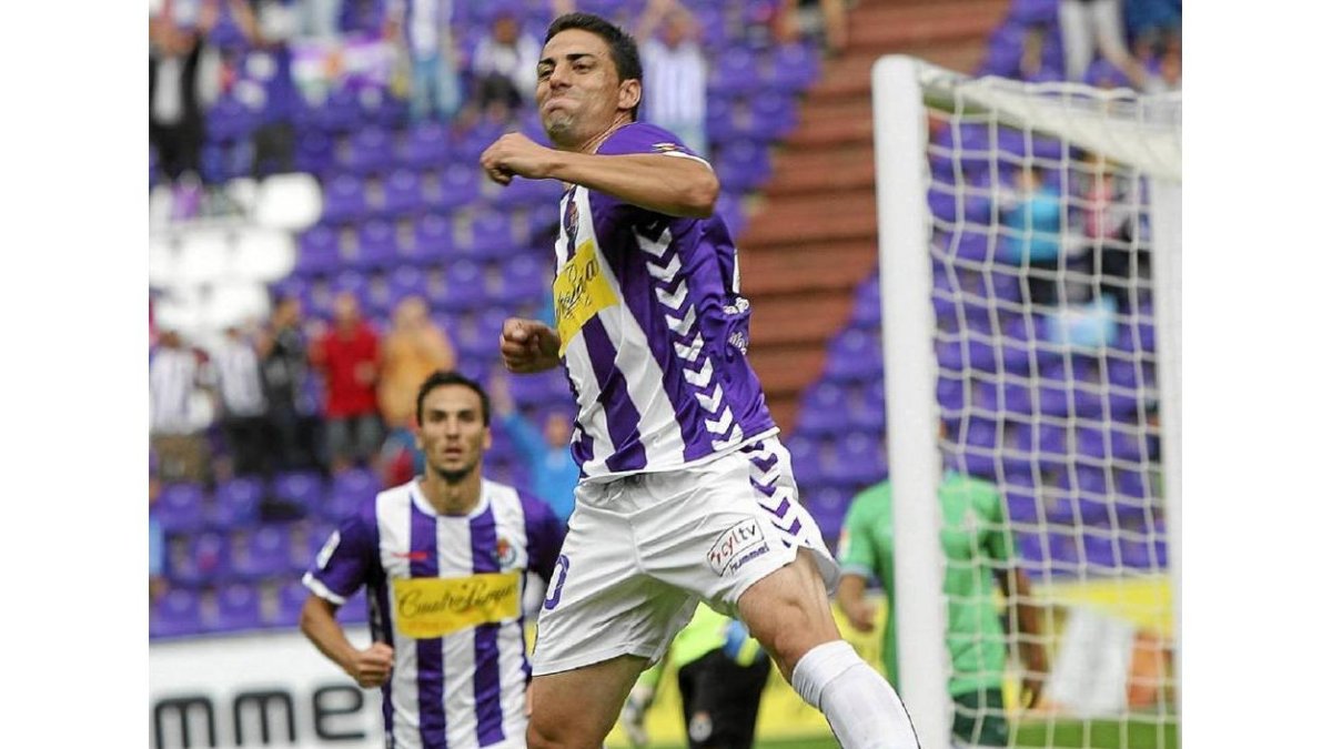 Óscar celebra con euforia uno de los goles que ha marcado esta temporada en Zorrilla-J.M.Lostau