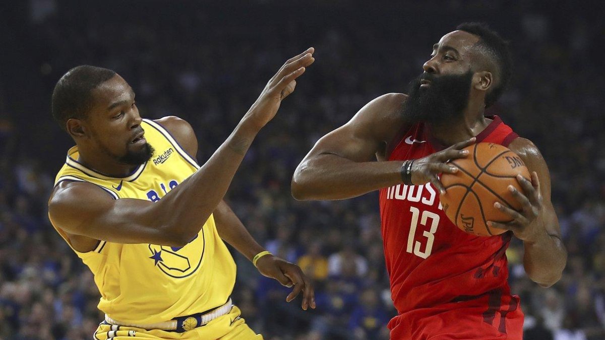 Harden, presionado por Durant, durante su extraordinaria exhibición.-AP