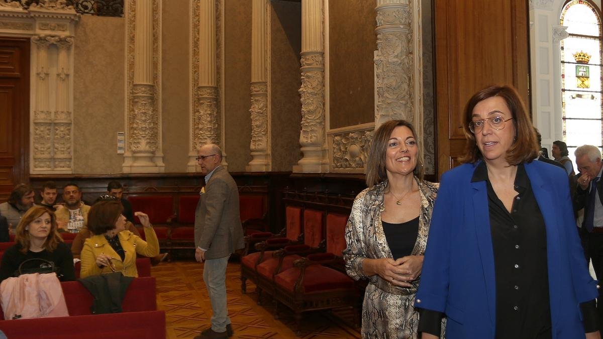 Milagros Marcos junto a Ángeles Armisén, en un acto en Palencia.-ICAL
