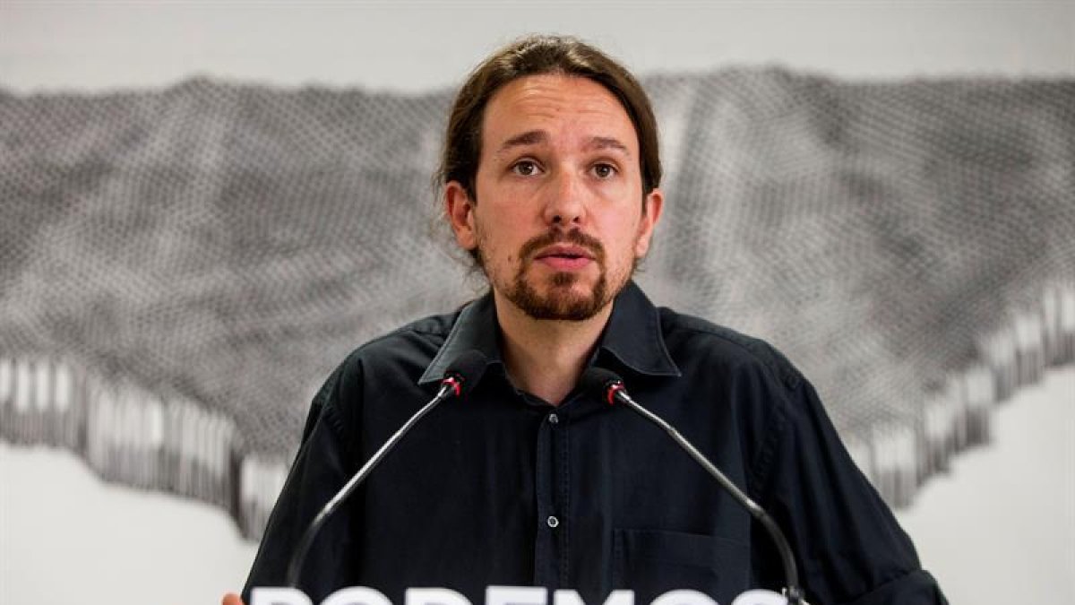 El secretario general de Podemos, Pablo Iglesias, durante la rueda de prensa ofrecida tras la reunión que mantuvo con los sindicatos para presentarles sus propuestas económicas, sobre todo las relativas a la reforma laboral y el modelo productivo.-EFE/EMILIO NARANJO