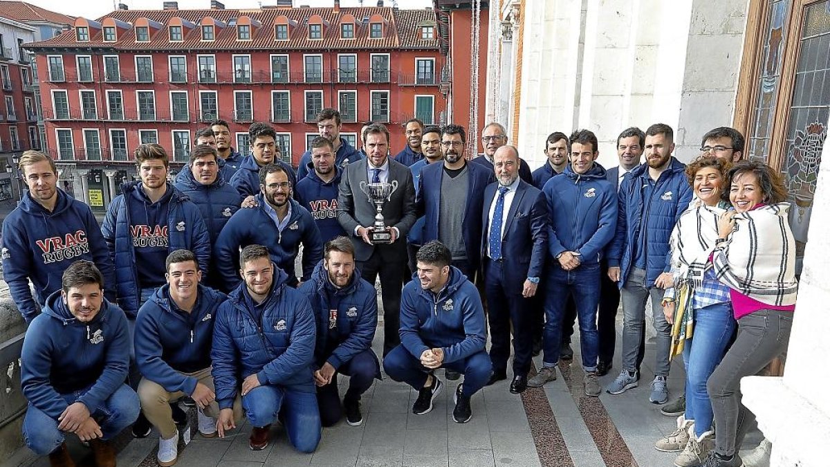 La plantilla del VRAC en el balcón del Ayuntamiento junto al alcalde y varios miembros de la corporación.-J. M. LOSTAU