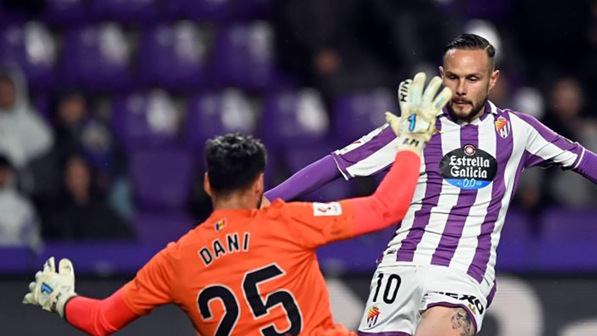 El portero andorrano Dani Martín repele el disparo del atacante blanquivioleta Iván Sánchez. LALIGA