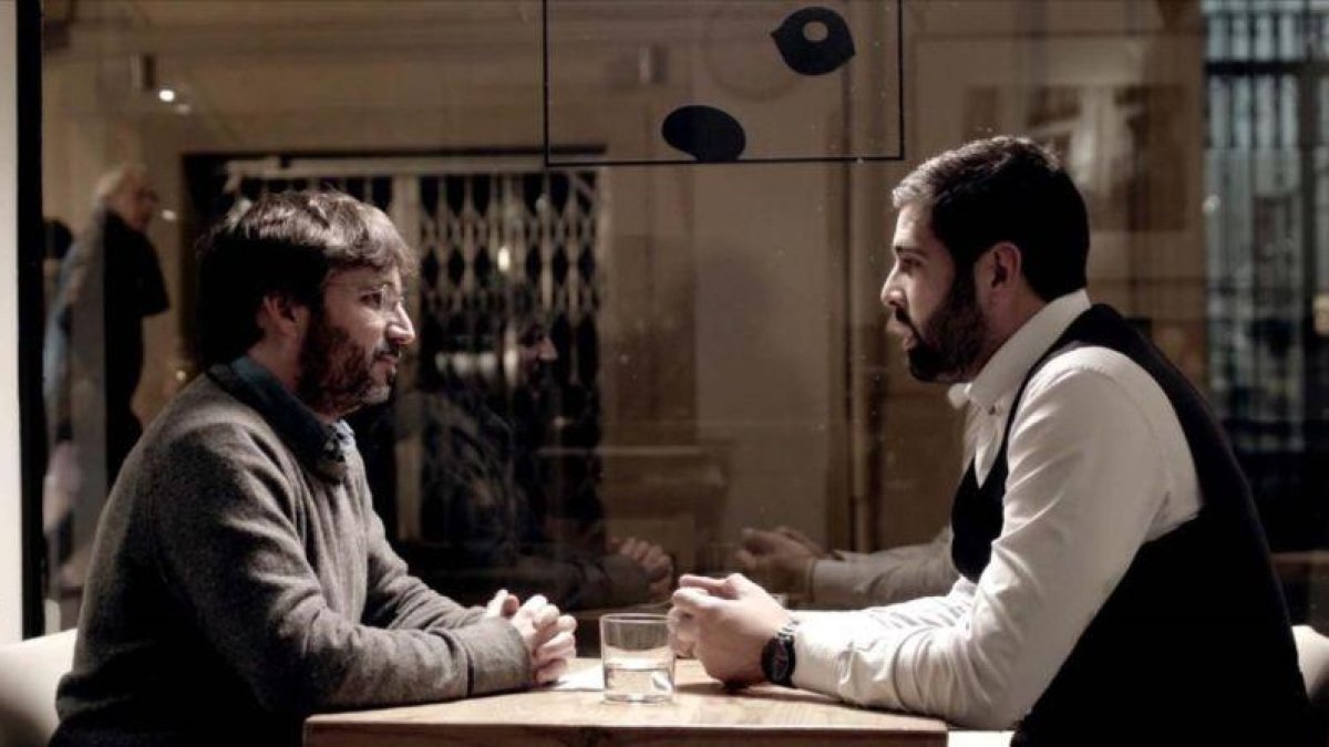 Jordi Évole (a la izquierda), en un momento del reportaje 'Conectados', que se emitió en el programa de La Sexta 'Salvados'.-